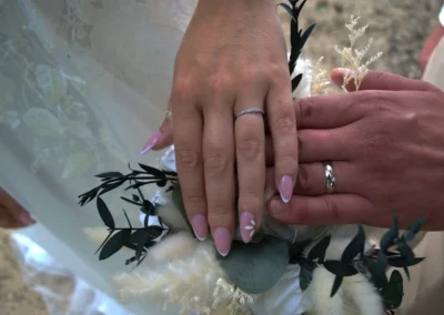 Photo de mariage, alliances portées