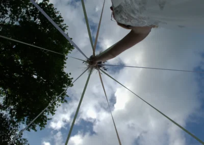 Photo de mariage, artistique, le ciel à travers une ombrelle transparente